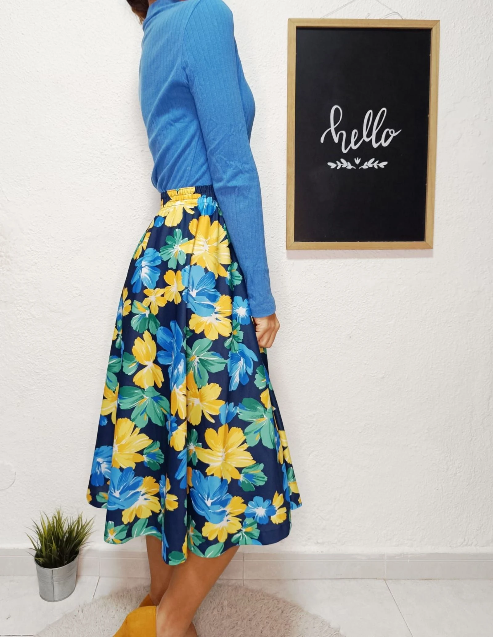 Falda midi retro flores amarillo y azul. Jupe midi fleurie bleu et jaune – photo 5